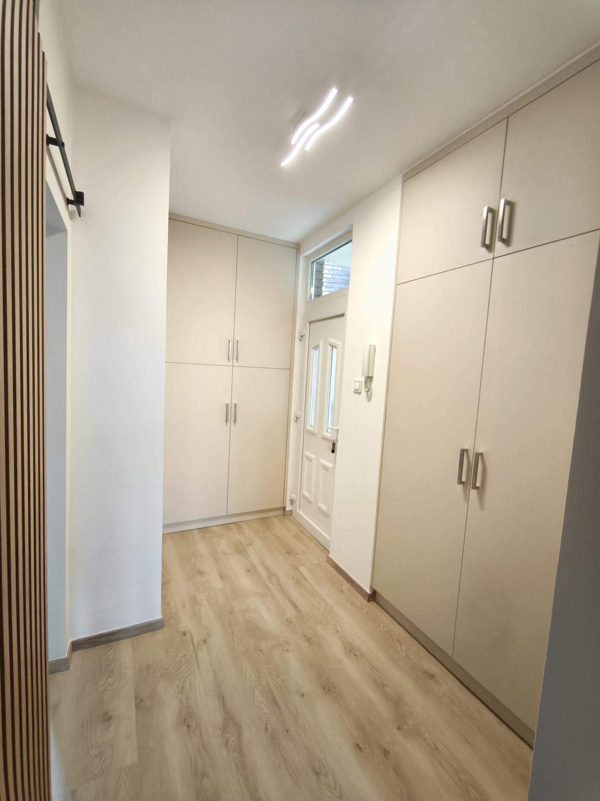 Home staging után, beépített szekrényes előtér